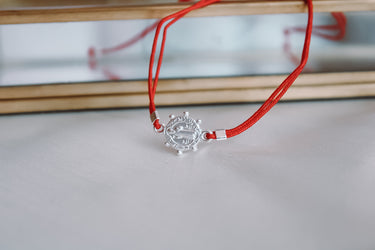 Pulsera San Benito Hilo Rojo Plata - Atesorame