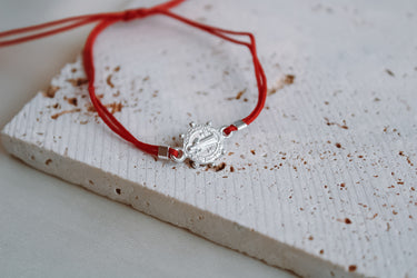 Pulsera San Benito Hilo Rojo Plata - Atesorame