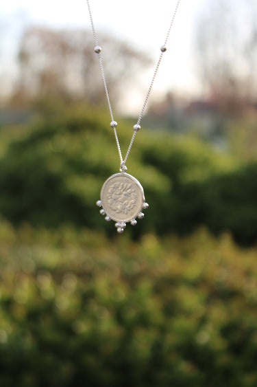Collar Amuleto Flor de Loto Plata - Atesorame