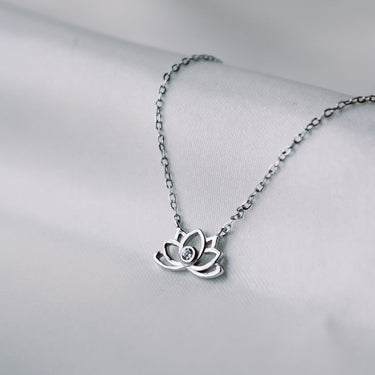 Collar Flor De Loto Plata - Atesorame