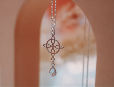 Collar Nudo De Bruja Cristal - Atesorame