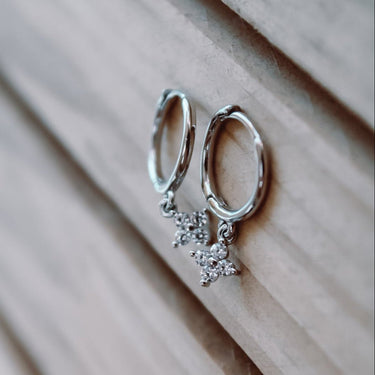 Argollas Flower Silver Cristal - Atesorame