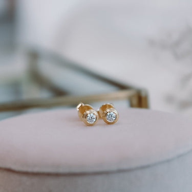 Aros Punto de Luz Dinasty Moissanita Gold - Atesorame