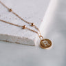 Collar Medalla Inicial Cadena Dots - Atesorame